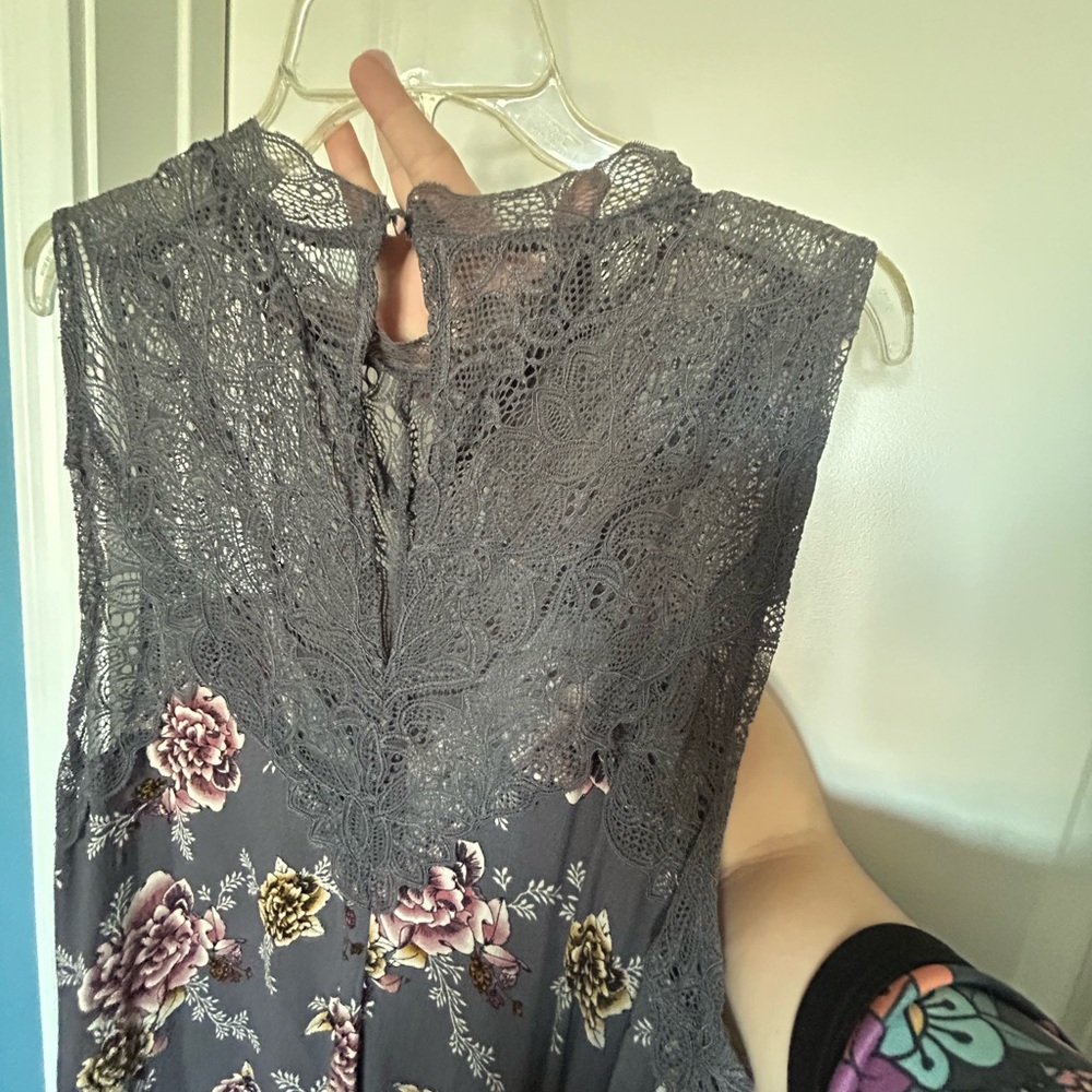 Torrid Gray Floral Sleeveless Blouse - Picture 4 of 4